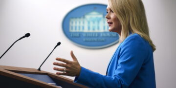 La portavoce Leavitt in un briefing con la stampa