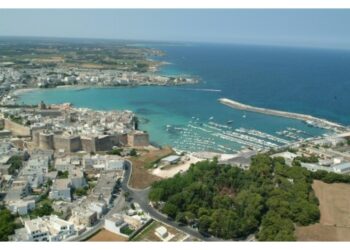 Imbrattati vicoli e monumento a eroi e martiri