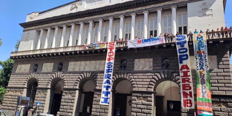 A Napoli la protesta per chiedere lo stop agli sfratti