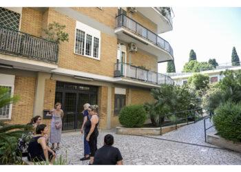 Presidio condomini e politici per evitare vada in casa famiglia