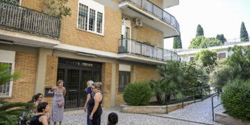 Presidio condomini e politici per evitare vada in casa famiglia