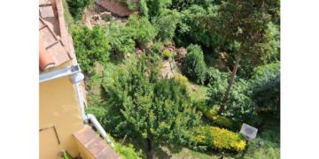 A causa d'infiltrazioni acqua. Chiusi nido e negozi nella strada