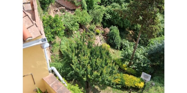 A causa d'infiltrazioni acqua. Chiusi nido e negozi nella strada