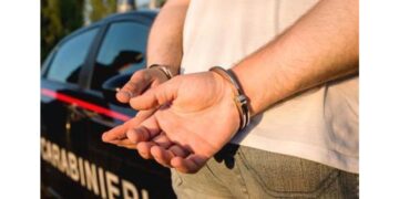 A mezzogiorno fuori da un bar del Cremonese