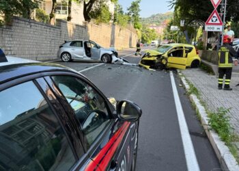 Uomo caduto da scooter in viale Marconi