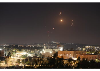 Israele colpisce la città