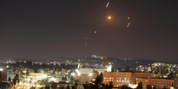 Israele colpisce la città