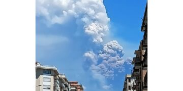 Forti esplosioni e trabocco lavico. Vona rosso