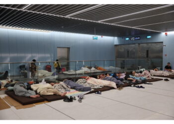 La polizia sta allontanando le persone dalla zona