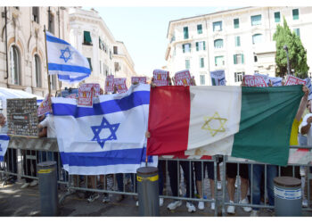 Con volantini e bandiere nel giorno del corteo pro Gaza