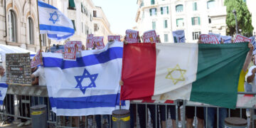 Con volantini e bandiere nel giorno del corteo pro Gaza
