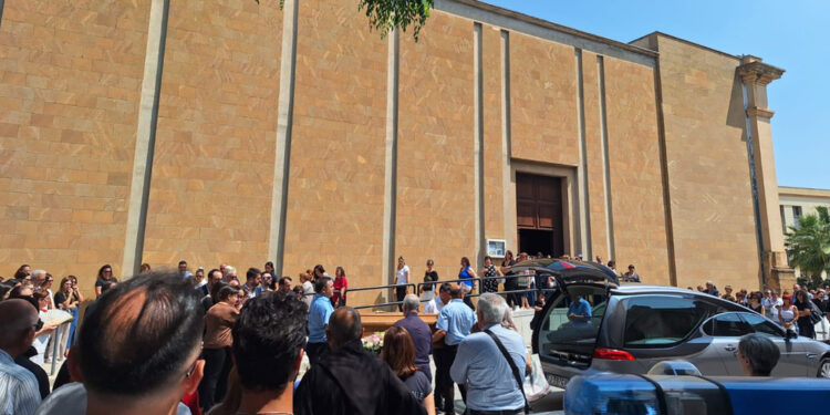 Sacerdote: 'Scusa per non averti capita'. Figlie: 'Ci mancherai'