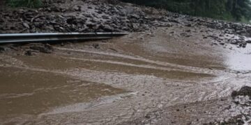 Sono in corso i lavori per liberare e riaprire la strada