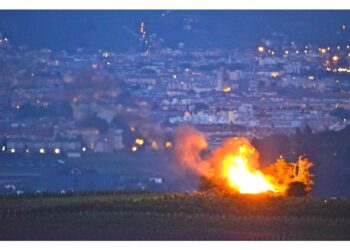 In fiamme il tetto di una casa disabitata a San Cassiano