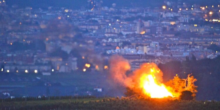 In fiamme il tetto di una casa disabitata a San Cassiano