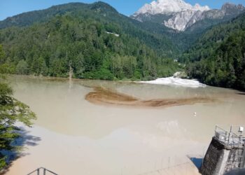 In corso gli interventi anti-inquinamento con panne assorbenti