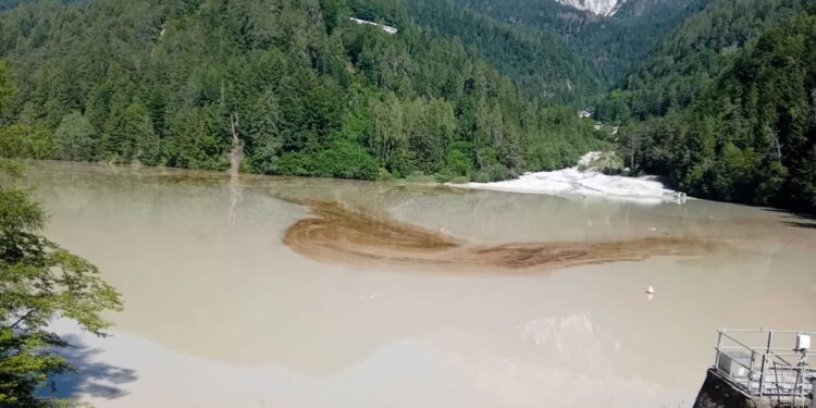 In corso gli interventi anti-inquinamento con panne assorbenti