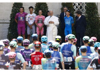 Leone riceve maglia rosa. 'Siete modello per giovani del mondo'