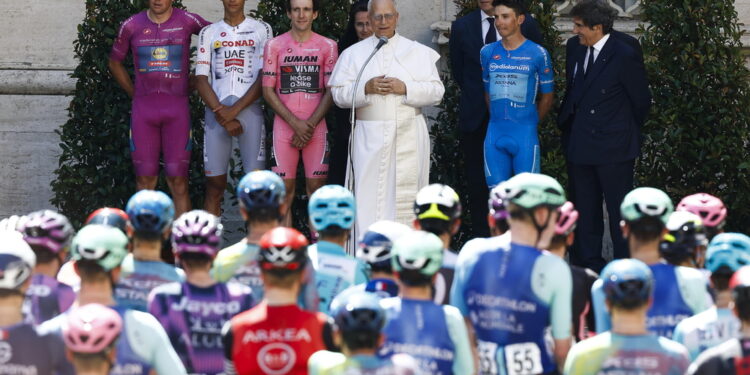 Leone riceve maglia rosa. 'Siete modello per giovani del mondo'