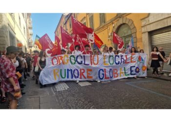 In testa al corteo striscione 'Orgoglio locale