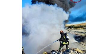11 ore e mezzo di lavoro dei Vv.F per domare rogo di plastiche