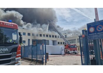 L'uomo stava lavorando sul tetto dove sono partite le fiamme