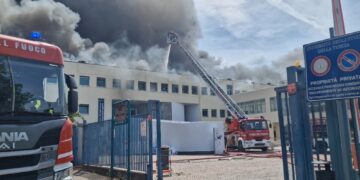 L'uomo stava lavorando sul tetto dove sono partite le fiamme