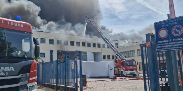 L'uomo stava lavorando sul tetto dove sono partite le fiamme