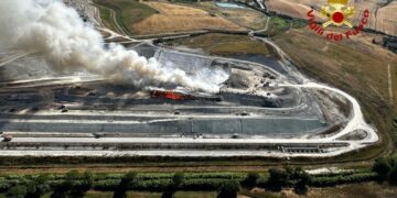 Il vento di Ponente spinge il fuoco