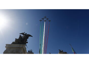 Ai Fori atterrano i militari della Folgore con la maxi-bandiera
