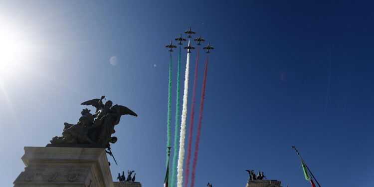 Ai Fori atterrano i militari della Folgore con la maxi-bandiera