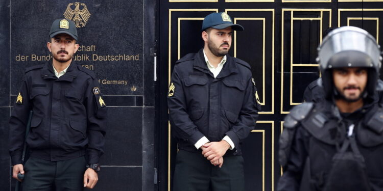 Polizia: 'Sequestrati 200 kg di esplosivo e 23 droni a Teheran'