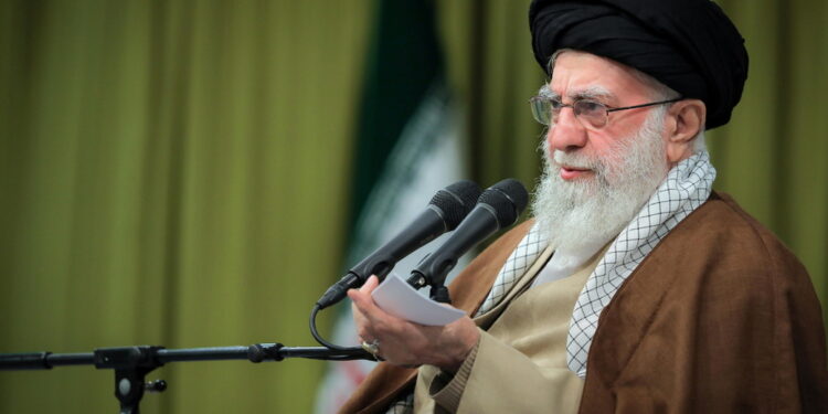 La Guida suprema iraniana parla dopo i raid: 'Agiremo con forza'