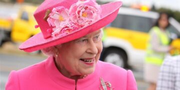Nel progetto statua equestre della regina e un'altra con Filippo