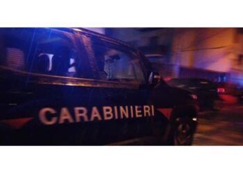 Ferito anche un uomo ed una donna. Indagano i Cc
