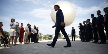 Invita tutte le parti a esercitare la massima moderazione