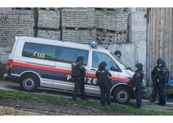 Studente armato apre il fuoco
