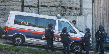 Studente armato apre il fuoco