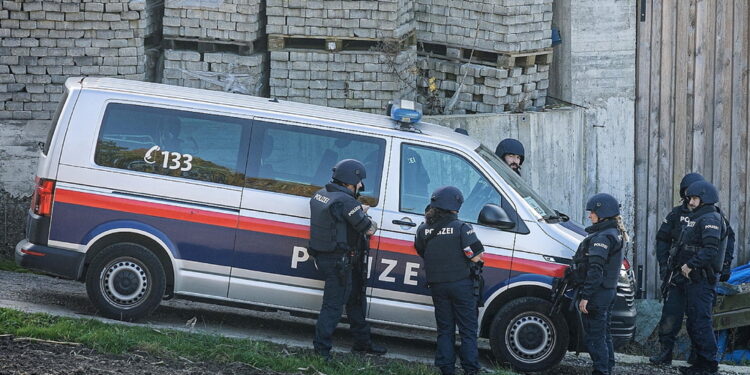 Studente armato apre il fuoco