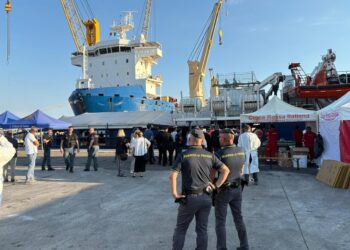 Controlli medici per 30 immigrati a bordo