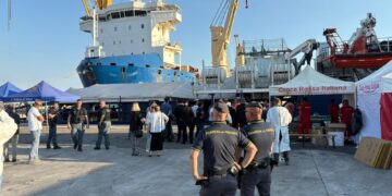 Controlli medici per 30 immigrati a bordo