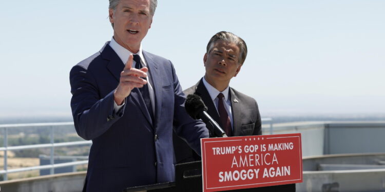 Il governatore della California risponde allo 'zar dei confini'