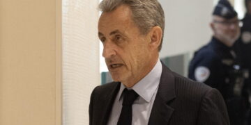 E' il secondo presidente a essere privato dell'onorificenza