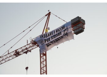 Appeso striscione 'Tassare i ricchi per ridare al pianeta'