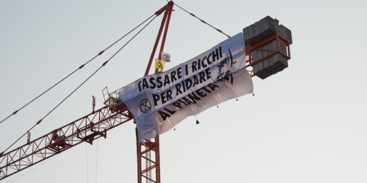 Appeso striscione 'Tassare i ricchi per ridare al pianeta'