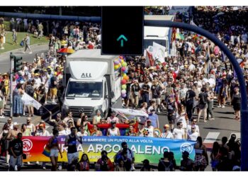 Il corteo sta arrivando all'Arco della pace