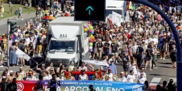 Il corteo sta arrivando all'Arco della pace