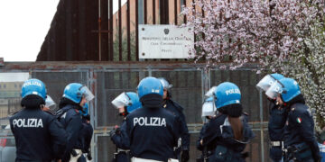 Entrati cellulari e droga Ispezioni a 127 reclusi