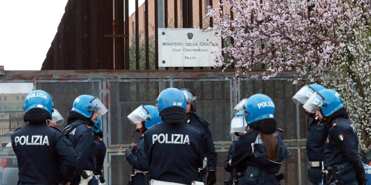 Entrati cellulari e droga Ispezioni a 127 reclusi