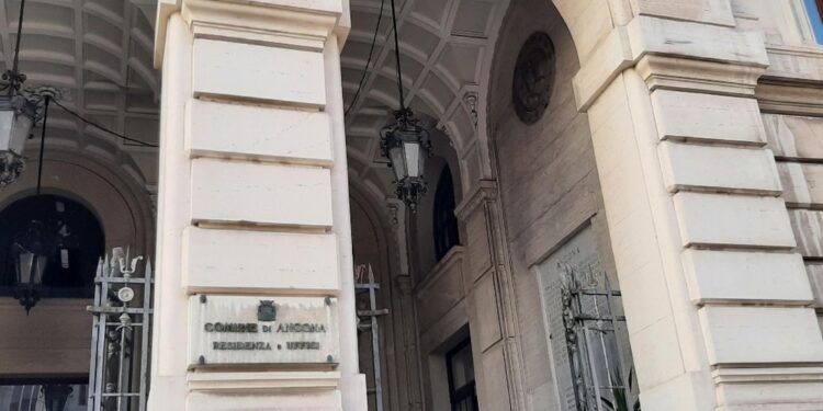 Residenti chiedono stop. Elevata sorveglianza anche per sindaco